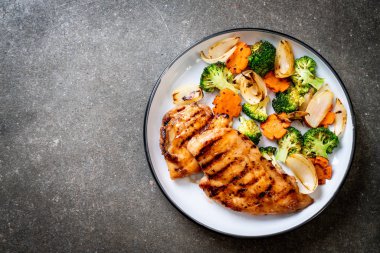 çukurunu tavuk göğsü biftek sebze (brokoli, havuç, soğan ile)