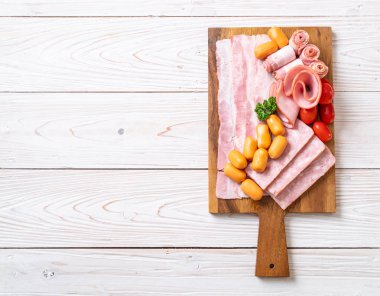 pastırma, sosis, jambon füme ve Barbekü domuz pastırması