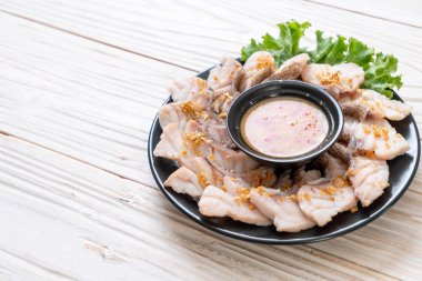 Haşlanmış balık dip sos ile