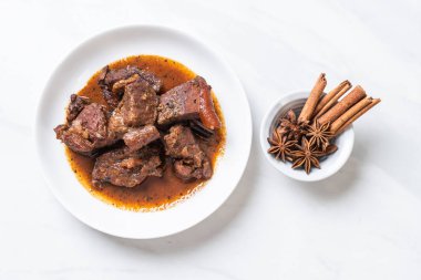 herb - Phuket Tayland geleneksel gıda tarzı ile domuz eti güveç