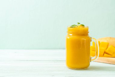 taze mango smoothies - sağlıklı yiyecek ve içecek konsepti