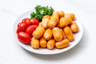 domuz eti kokteyl sosisi plaka üzerinde