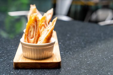 soslu kızarmış jambon ve peynirli böreği