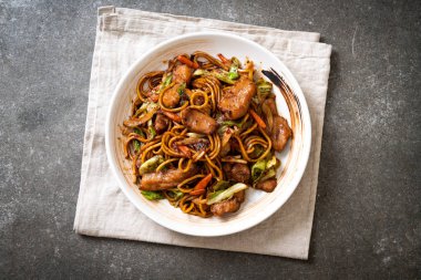 tavada kızartılmış yakisoba noodle domuz eti ile