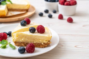 Ahududu ve yaban mersini ile ev yapımı cheesecake 