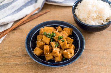 Susam - sağlıklı ve vegan gıda tarzı ile bir kase içinde kızarmış Tofu