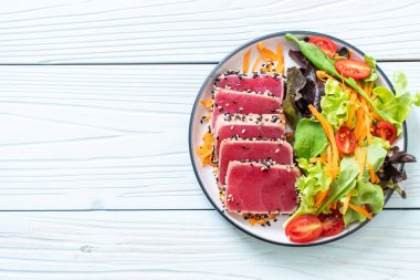 Taze ton balığı ve sebze salatası. Sağlıklı yemek.