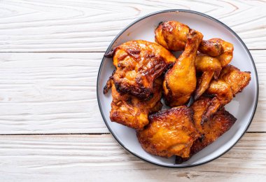 Masada ızgara ve ızgara tavuk.