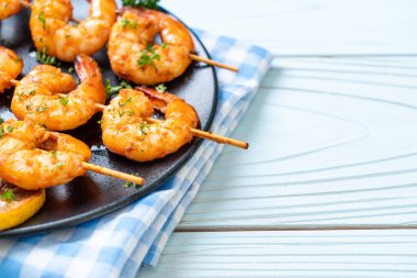 Limon - deniz ürünleri tarzı ile ızgara kaplan karides şiş