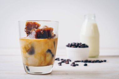 Sütlü kahve buz küpleri