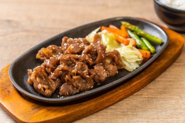 sıcak plaka - Asya tarzı domuz biftek dilimlenmiş