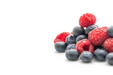 Taze ahududu ve beyaz arka plan üzerinde taze yaban mersini