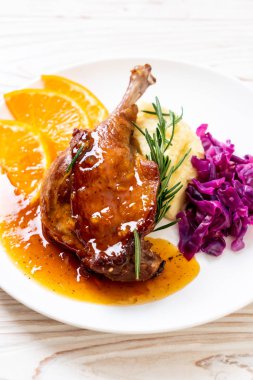 Portakal soslu biftek kızarmış ördek bacak