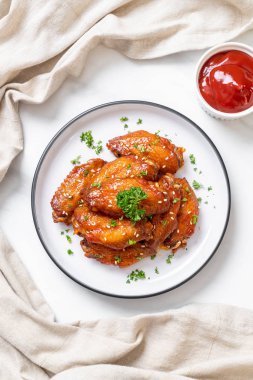 Beyaz susamlı ızgara tavuk kanadı.