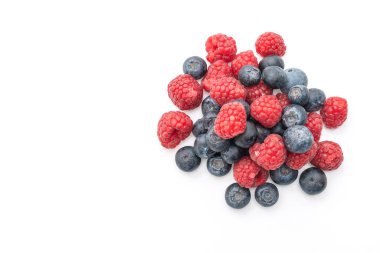 Taze ahududu ve beyaz arka plan üzerinde izole taze yaban mersini