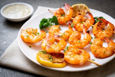 Limon - deniz ürünleri tarzı ile ızgara kaplan karides şiş