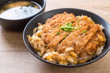 Kızarmış domuz pirzola tabağı (Katsudon)