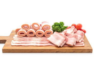 Dilimlenmiş domuz pastırması beyaz arka planda izole edilmiş.