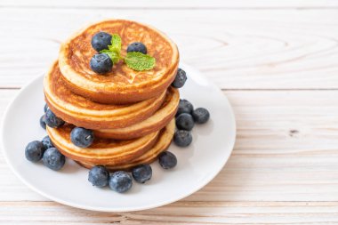Taze yaban mersinli gözleme.