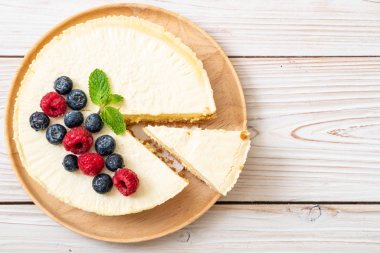 Ev yapımı cheesecake taze ahududu ve yaban mersini ile