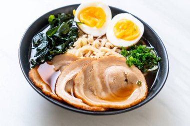 Shoyu ramen noodle domuz eti ve yumurta ile