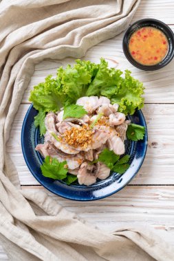 Soslu ve sebzeli haşlanmış balık sosu.