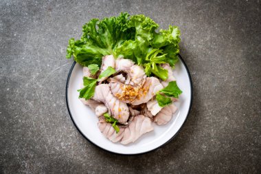 Haşlanmış balık dip sos ile