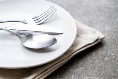 boş tabak kaşık çatal ve bıçak