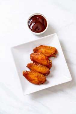 Barbekü tavuk kanadı sosu ile