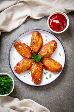 Beyaz susamlı ızgara tavuk kanadı.