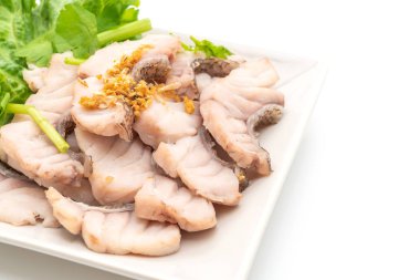 Haşlanmış balık daldırma soslu beyaz arka plan üzerinde izole