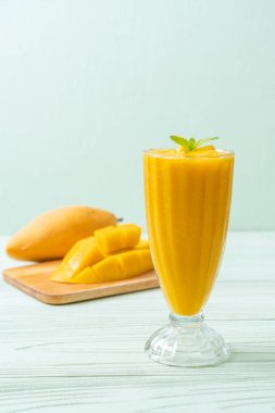 taze mango smoothies - sağlıklı yiyecek ve içecek konsepti