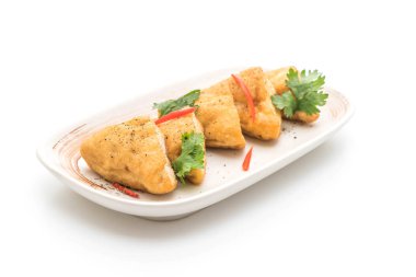 Kızarmış tofu - beyaz arka plan üzerinde izole vegan gıda