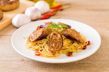 Sai Aua (Notrhern Tay acılı sosis) - Fusion gıda tarzı ile tavada kızartılmış spagetti