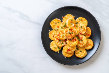 Sahanda yumurta yumuşak tofu sarımsak - sağlıklı, vegan ve sebze gıda tarzı