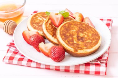 taze çilek ile sufle gözleme