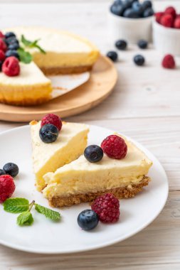 Ev yapımı cheesecake taze ahududu ve yaban mersini ile