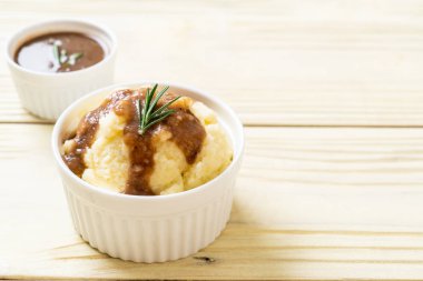 Ev yapımı soslu patates püresi.