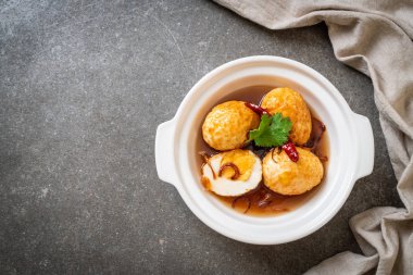 Tamarind soslu haşlanmış yumurta veya tatlı ve ekşi yumurta.