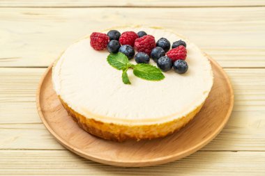 Ev yapımı cheesecake taze ahududu ve yaban mersini ile