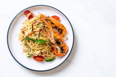 ızgara karides ve domates - İtalyan Füzyon gıda tarzı ile tavada kızartılmış spagetti