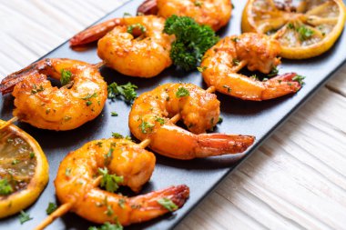 Limon - deniz ürünleri tarzı ile ızgara kaplan karides şiş