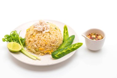 Beyaz arka plan üzerinde izole Yengeç kızarmış pilav