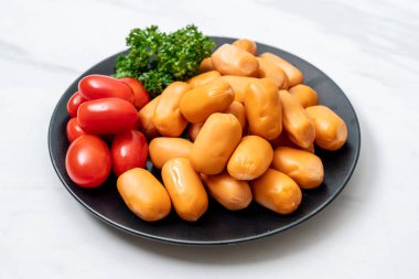 domuz eti kokteyl sosisi plaka üzerinde