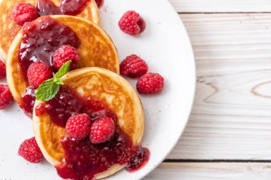 Taze ahududu ve frambuaz sos ile sufle gözleme