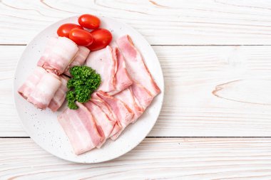 Çiğ domuz pastırma dilimlenmiş