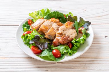 ızgara tavuk salata sebze ile