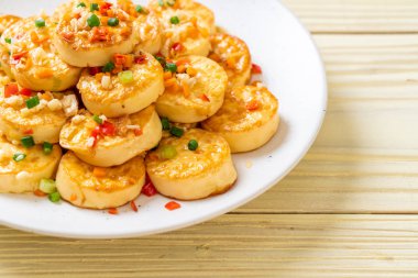 Sarımsaklı kızarmış yumurta yumuşak tofu