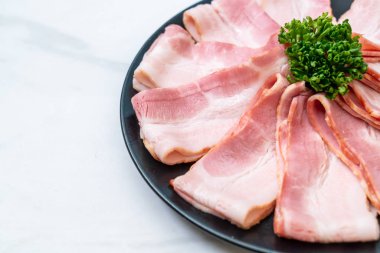 Çiğ domuz pastırma tabağa dilimlenmiş