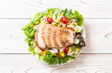 Tavuk göğsü - sağlıklı gıda tarzı ile sağlıklı salata kasesi